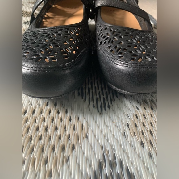 Ziera Black Cutout Mary Jane Flats - Picture 4 of 8